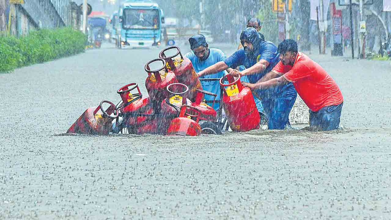 ముంబైని ముంచెత్తిన వాన