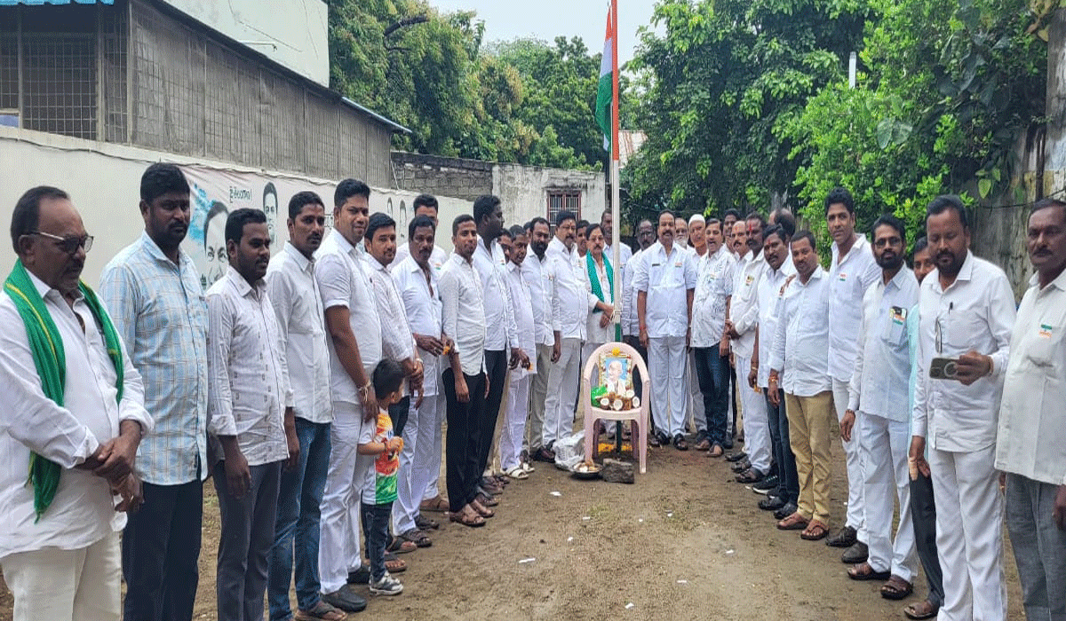 Kalvakuntla Vidyasagar Rao | కోరుట్లలో వాడవాడల మువ్వన్నెల జెండా రెపరెపలు.. జెండా వందనానికి హజరైన బీఆర్ఎస్ జిల్లా అధ్యక్షుడు కల్వకుంట్ల విద్యాసాగర్రావు