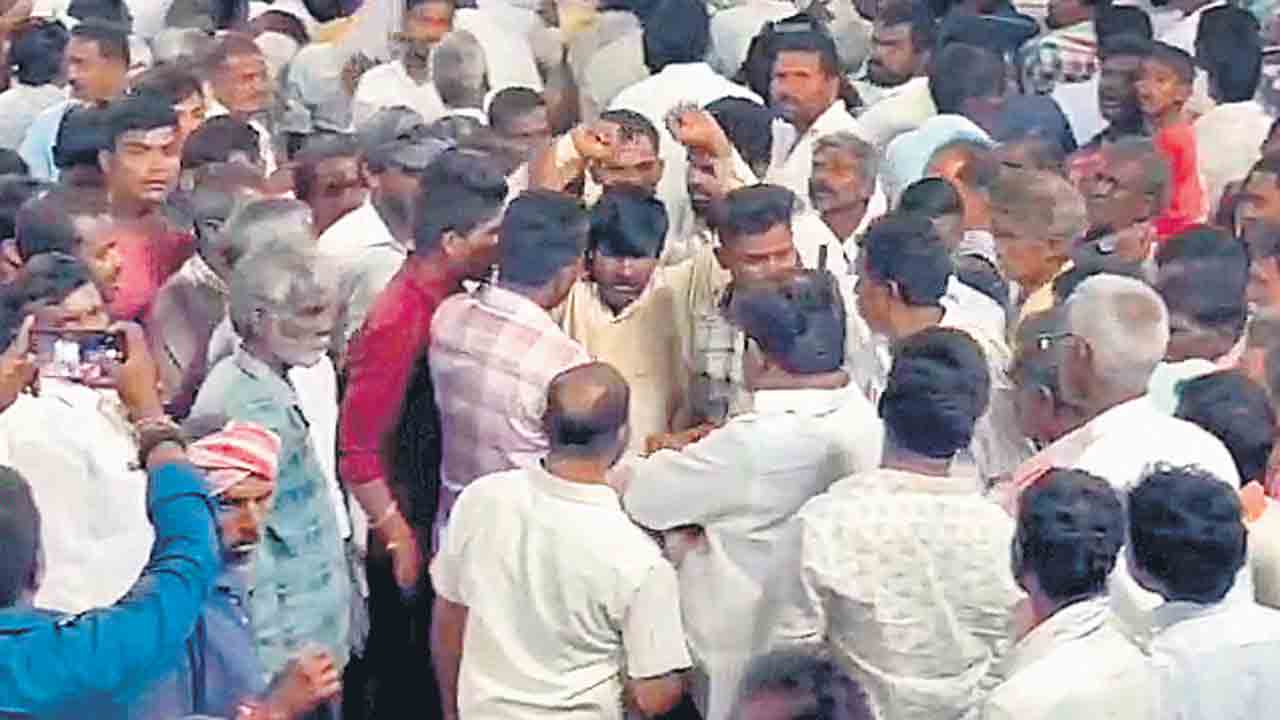 యూరియా అడిగిన రైతుపై కాంగ్రెస్‌ పిడిగుద్దులు!