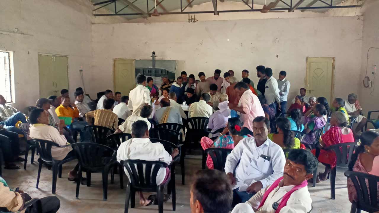 యూరియా కోసం రైతన్నల ఆందోళన