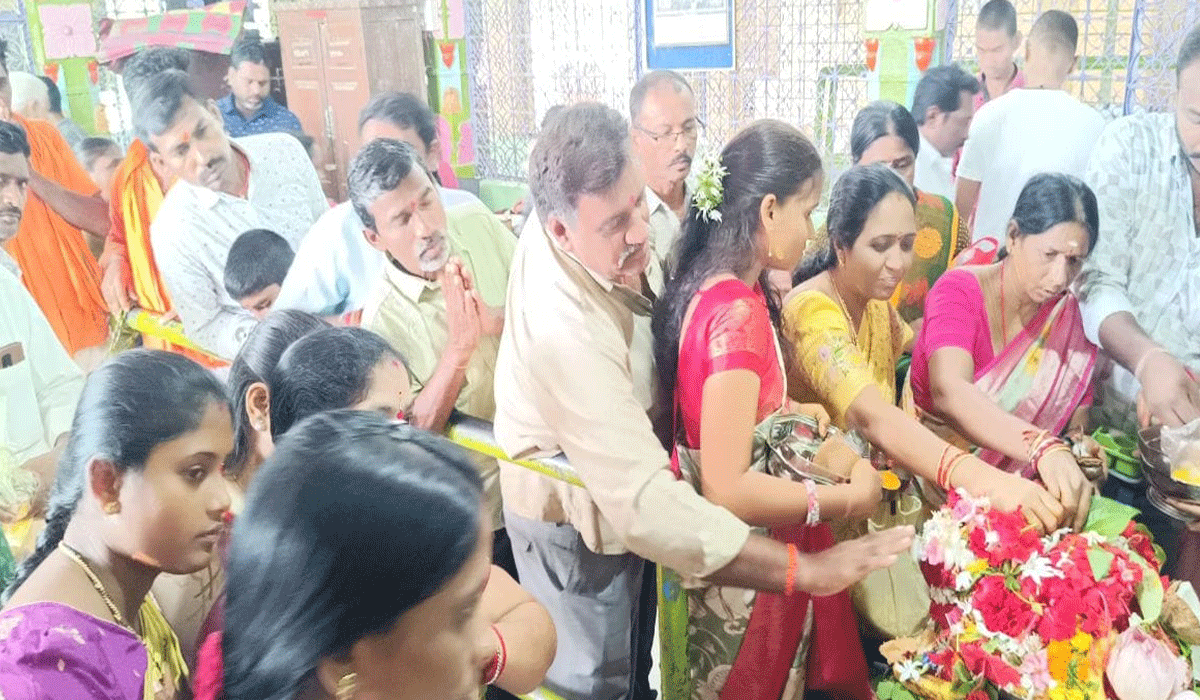 Manthani | మంథని శ్రీ మహాలక్ష్మి దేవాలయంలో భక్తుల ప్రత్యేక పూజలు