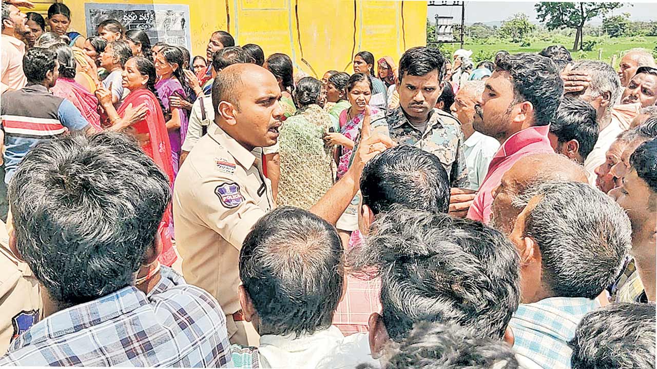 పోలీసు బందోబస్తు మధ్య టోకెన్లు ఇచ్చి చేతులు దులుపుకుంటున్న అధికారులు స్టాక్‌ ఎప్పుడు వస్తుందో చెప్పలేకపోతున్నారు. 