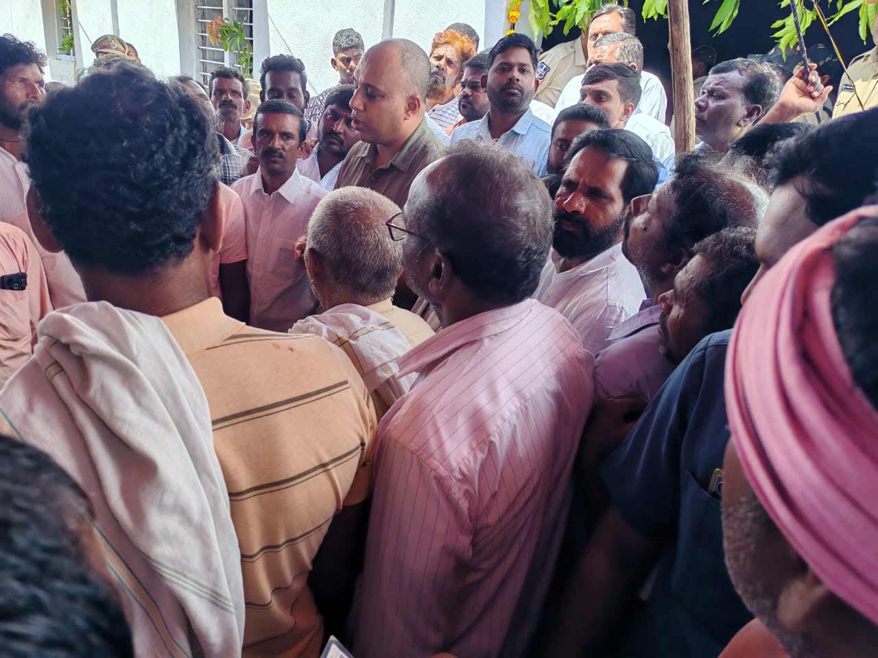 కేంద్ర, రాష్ట్ర మంత్రులు పరస్పరం చేసుకుంటున్న విమర్శలతో రైతులు ఆగ్రహం వ్యక్తంచేస్తున్నారు.