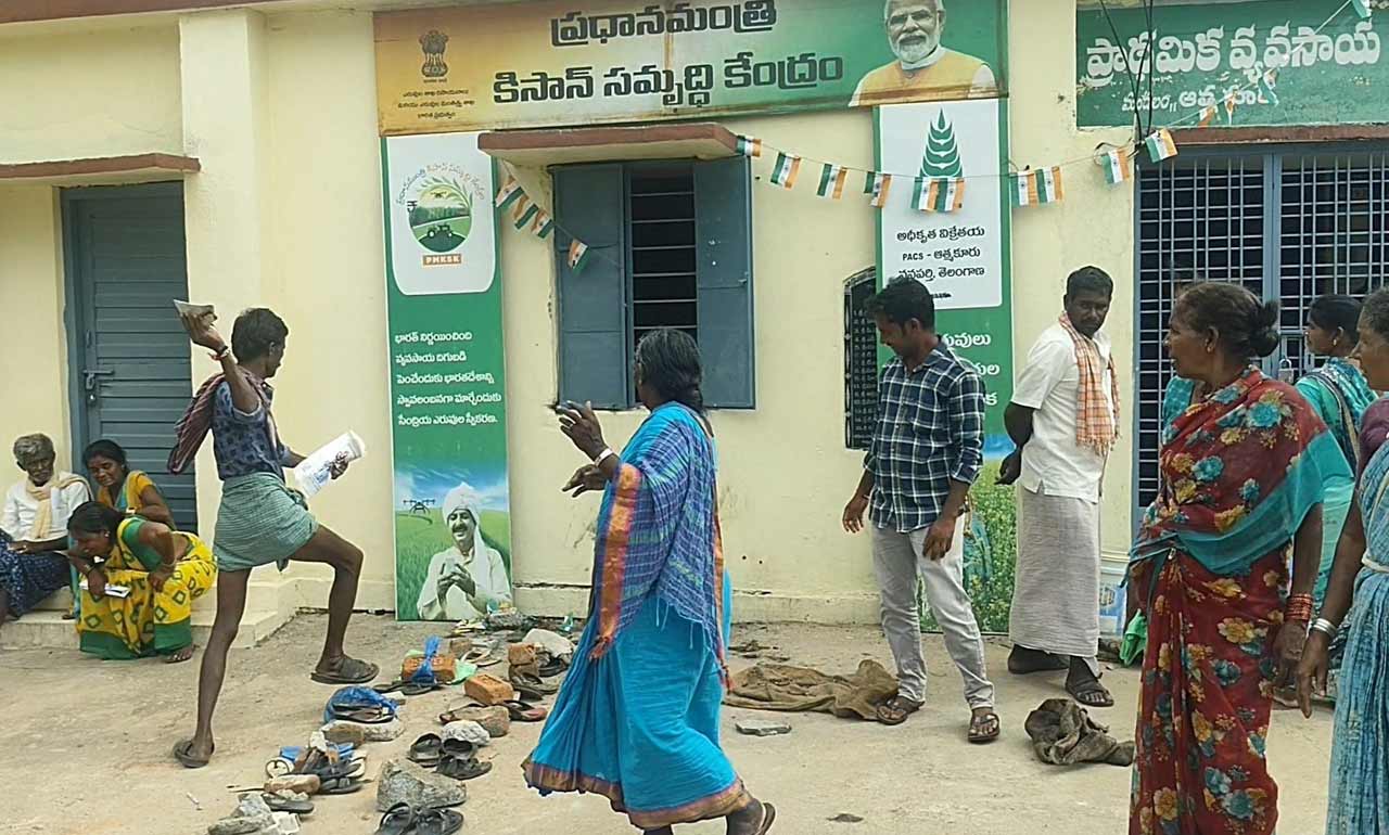 యూరియా కోసం రైతన్నల ఆందోళన