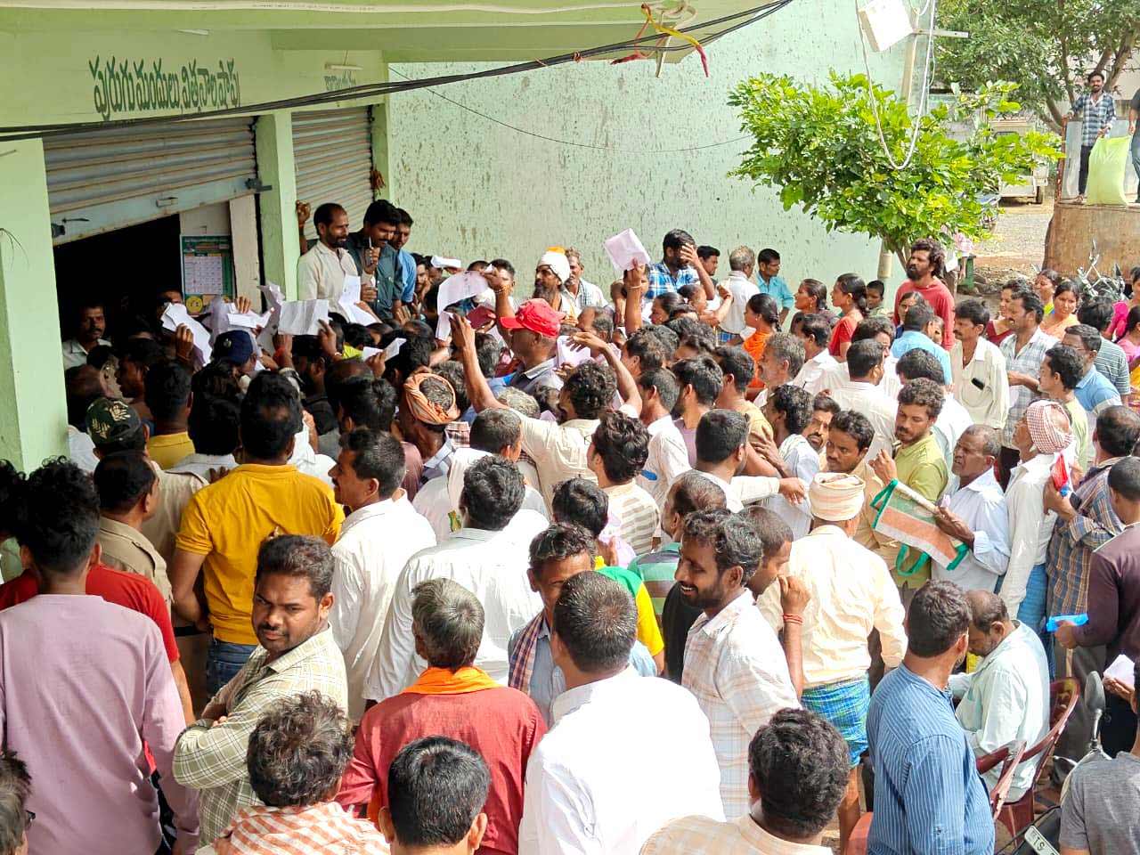 అరకొరగా వస్తున్న స్టాక్‌ కూడా గంటలోనే ఖాళీ అయిపోతున్నది. దీంతో ఎప్పుడు వచ్చినా ఓ సంచీ దక్కించుకోవాలనే ఆరాటంతో అన్నదాతలు ఆరాటపడుతున్నారు. 