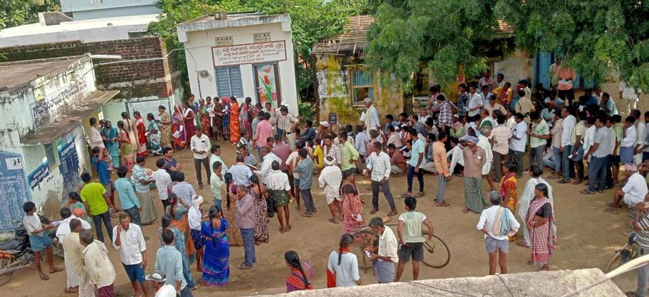నిత్యం పొలంబాట పట్టాల్సిన రైతులు... తెల్లవారుజాము నుంచే సొసైటీల వద్ద పడిగాపులు కాస్తున్నారు. బారులు తీరిన రైతుల్లో సగం మందికి కూడా బస్తాలు అందడంలేదు. 