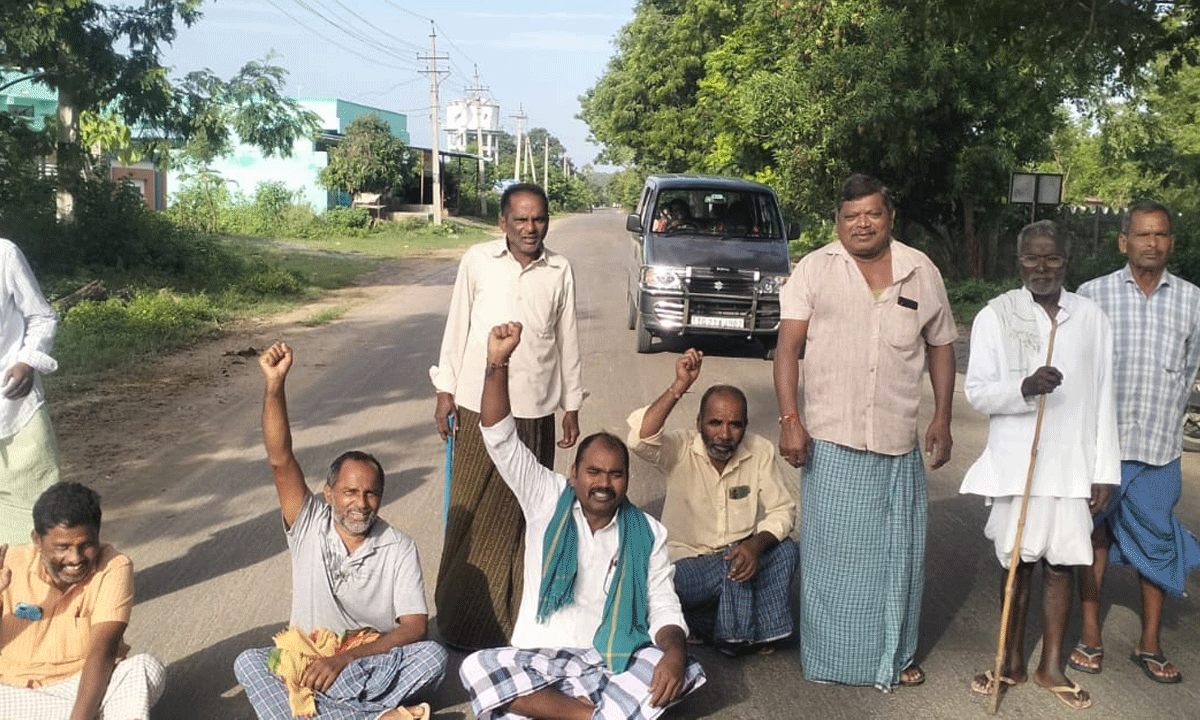 Farmers protest | కల్లూరులో యూరియా కోసం రైతుల ధర్నా.. రహదారిపై బైఠాయించి నిరసన తెలిపిన రైతులు