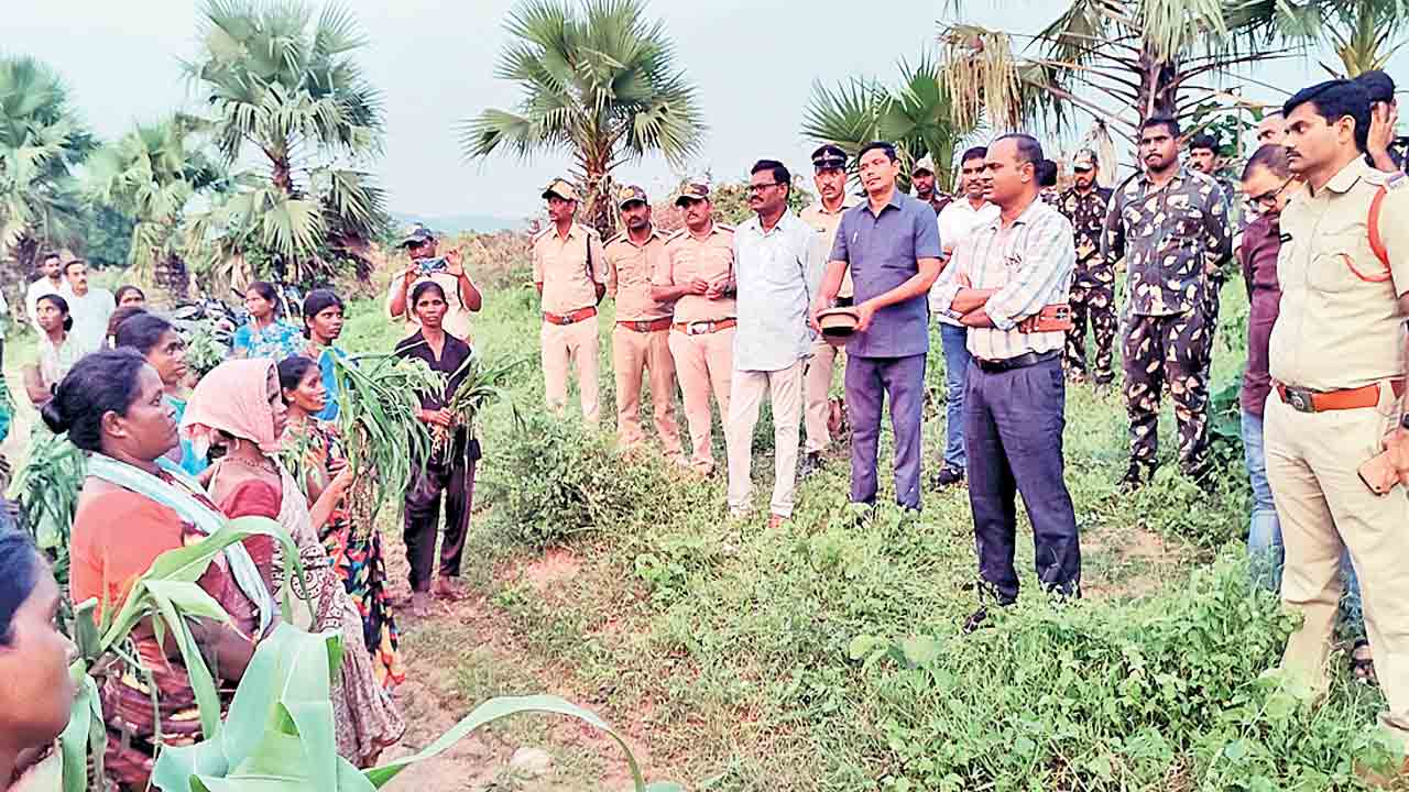 అటవీ అధికారుల దౌర్జన్యం!