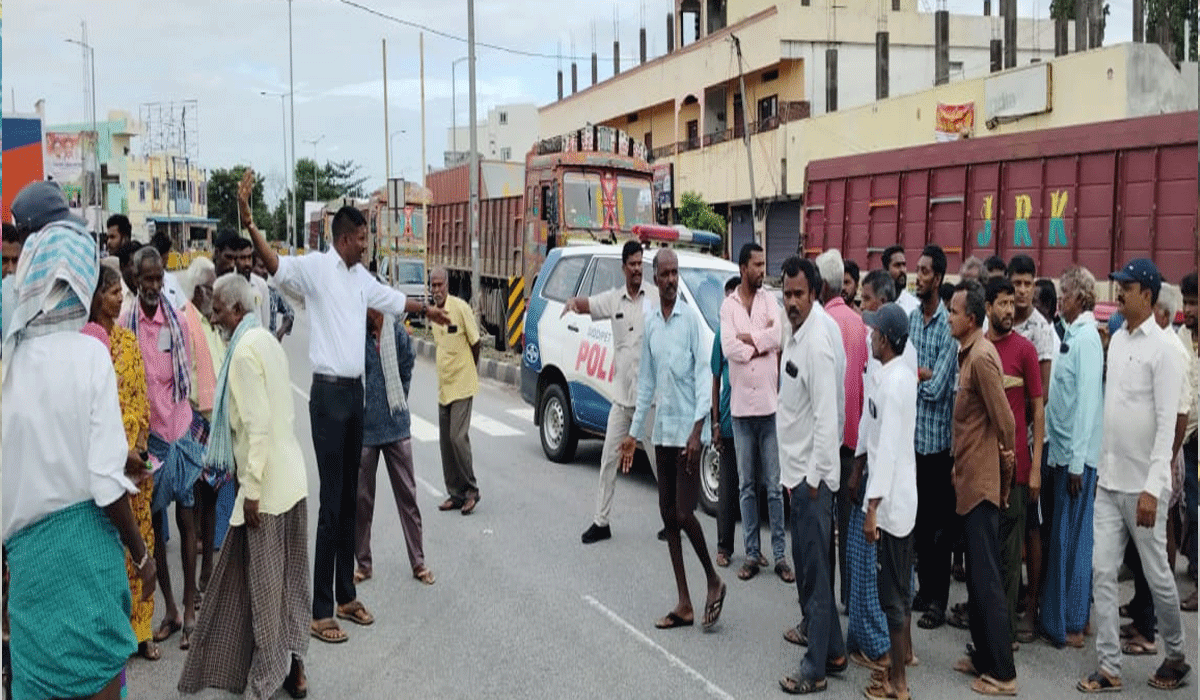 Ganneruvaram | గన్నేరువరంలో యూరియా కోసం రోడ్డెక్కిన అన్నదాతలు