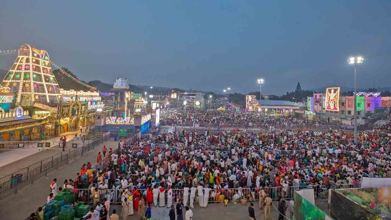 దర్శనం టికెట్లలో దళారీకి చెక్