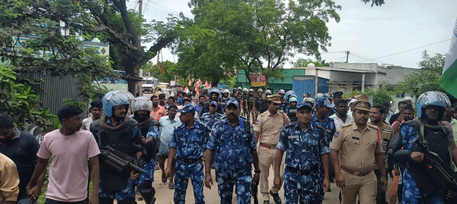 Police parade | శాంతిభద్రతలు కాపాడాలంటూ.. చల్లూరులో పోలీసు కవాతు