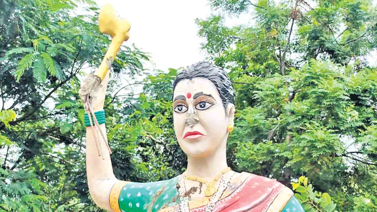 చాకలి ఐలమ్మ విగ్రహం ధ్వంసం