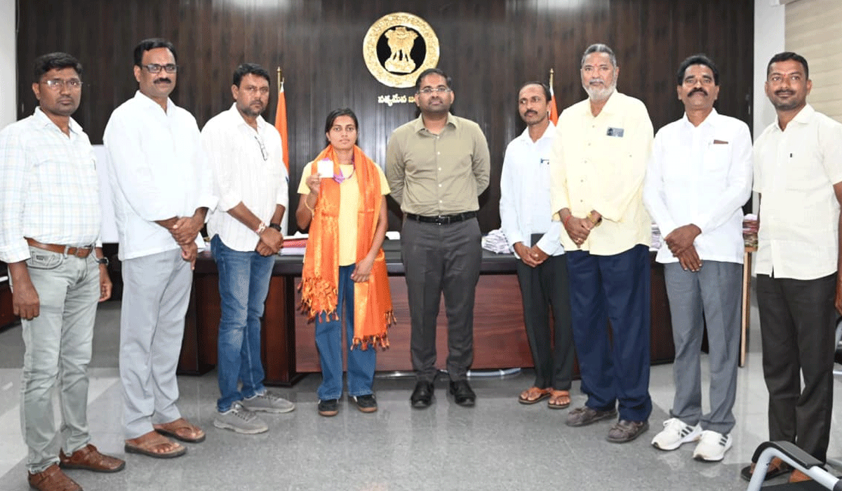 Female compound archer Chikita | భారతదేశ మొదటి మహిళా కాంపౌండ్‌ ఆర్చర్‌ చికిత.. పెద్దపల్లి కలెక్టర్‌ కోయ శ్రీహర్ష