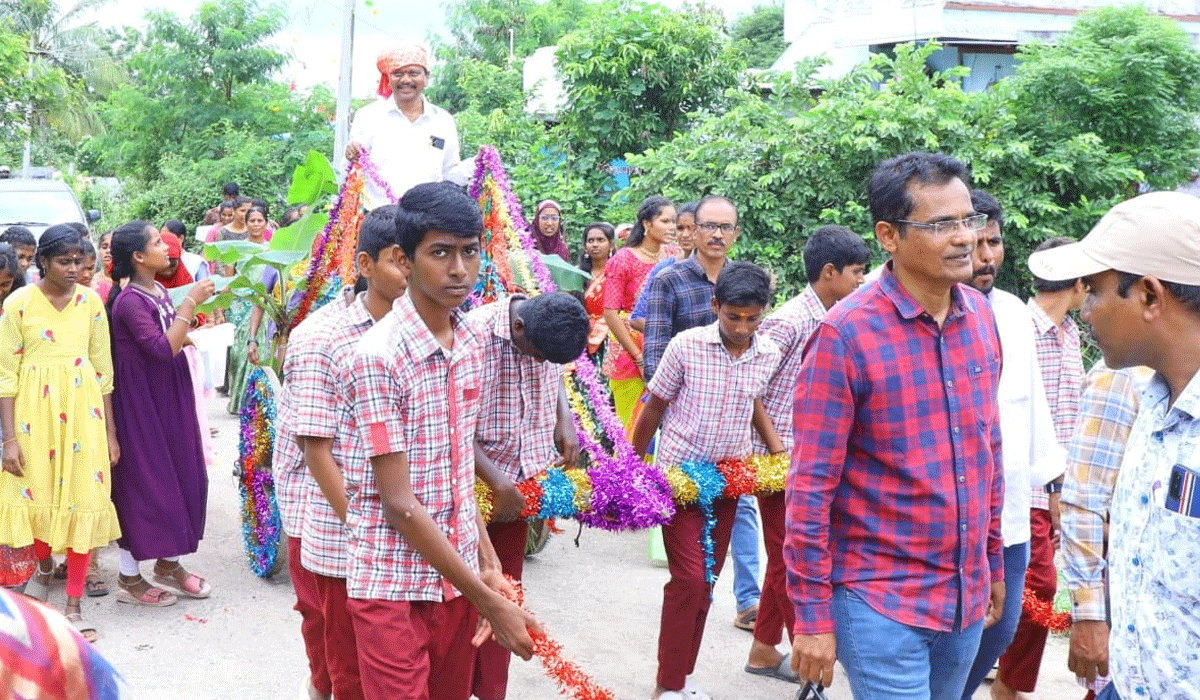 Julapalli | జూలపల్లిలో ఉపాధ్యాయుడికి వినూత్నంగా ఆత్మీయ వీడ్కోలు.. గురుభక్తిని చాటుకున్న విద్యార్థులు