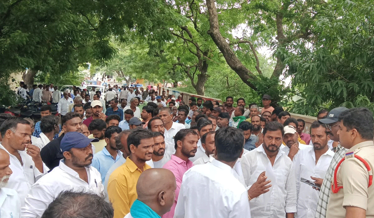 Sand mining | పెద్దవాగులో ఇసుక రీచ్‌ను రద్దు చేయాలి.. మెట్‌పల్లికి మూకుమ్మడిగా తరలివచ్చిన ఆత్మకూర్‌ గ్రామస్తులు