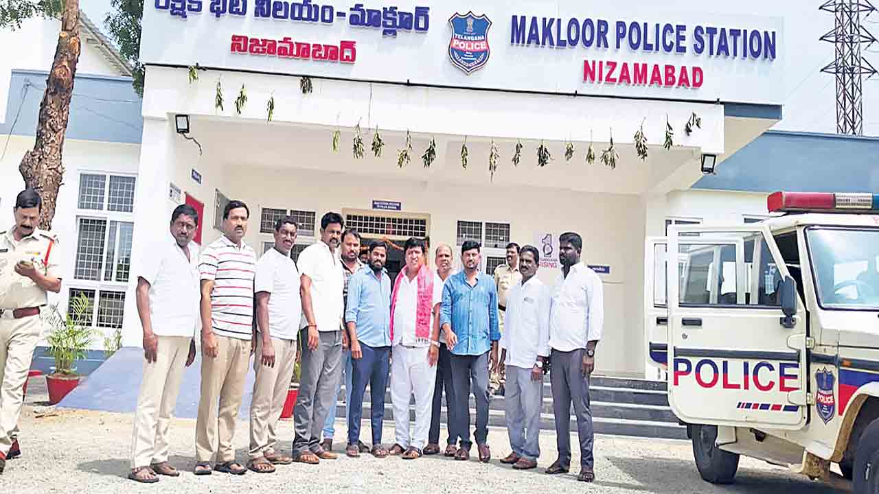 అడుగడుగునా నిర్బంధం