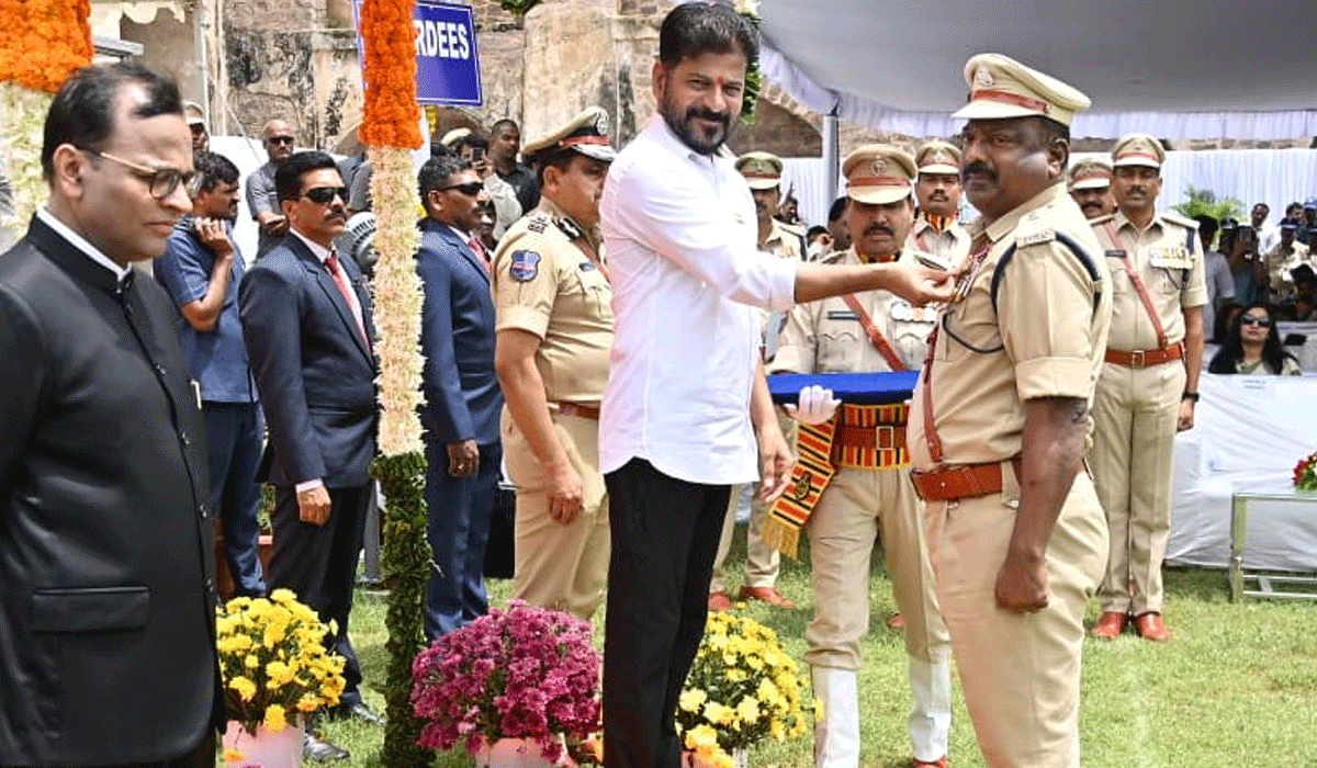 President Police Medal | ప్రెసిడెంట్ పోలీస్ మెడల్ అందుకున్న సిరిసిల్ల అదనపు ఎస్పీ