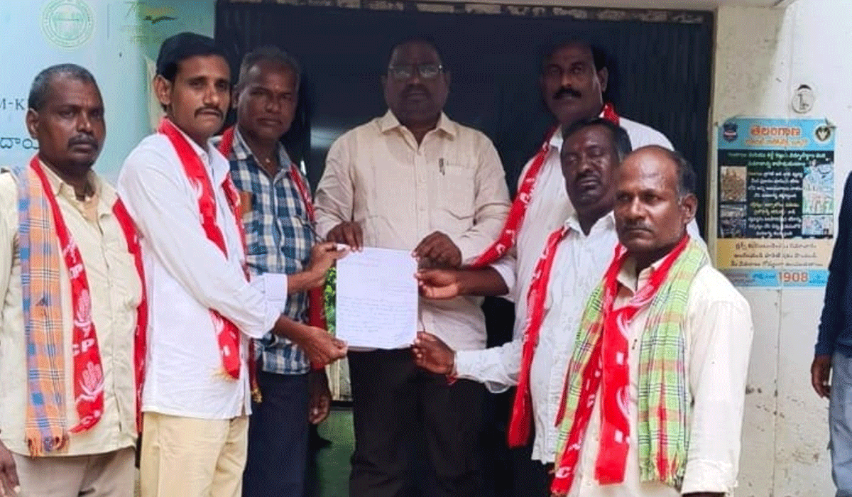 CPI leaders demand | పంట నష్టపోయిన బాధిత రైతులకు నష్ట పరిహారం చెల్లించాలి.. సీపీఐ నాయకుల డిమాండ్‌
