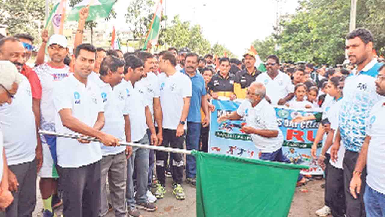 విద్యార్థులు క్రీడల్లో రాణించాలి