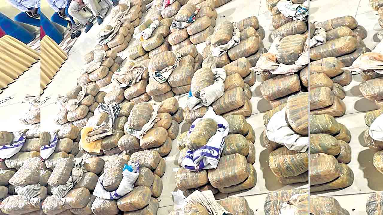 ఔటర్‌పై గంజాయి రవాణా