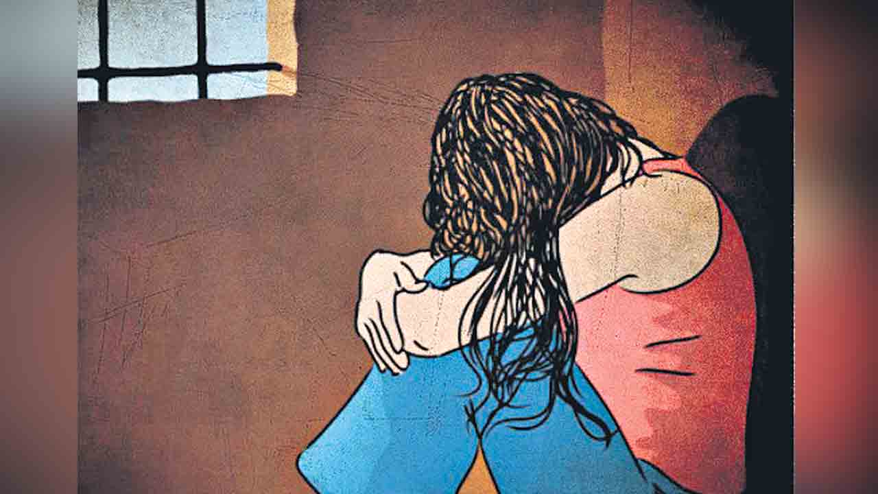 కోరిక తీర్చు.. కాదంటే ఖతమే!.. ఇంట్లోకి జొరబడి మహిళపై హెడ్‌ కానిస్టేబుల్‌ బెదిరింపులు