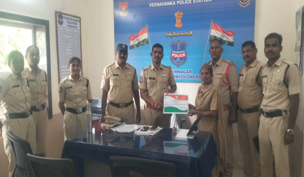 Women Home Guard | మహిళా హోంగార్డు ఉమాదేవికి ప్రతిభా ప్రశంసాపత్రంకు ఎంపిక.. అభినందించిన వీణవంక ఎస్సై తిరుపతి