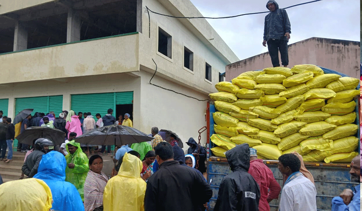 Urea shortage | సైదాపూర్‌లో యూరియా కొరత.. వర్షాన్ని లేక్క చేయకుండా రైతుల క్యూ..!