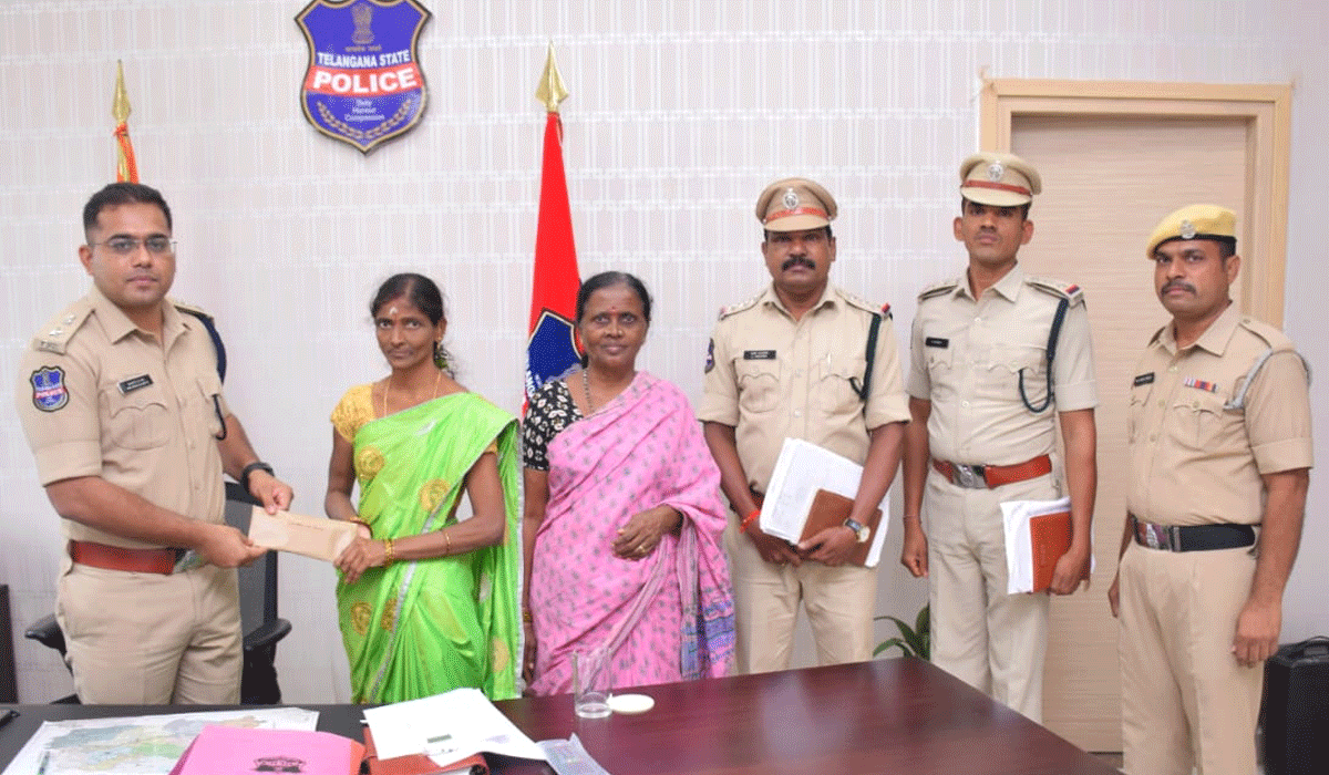 Home Guard | అనారోగ్యంతో బాధపడుతున్న హోంగార్డ్‌కు ఆర్థిక సాయం అందజేత