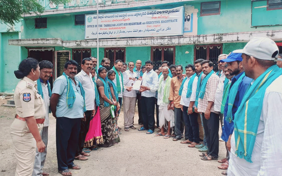 supply of urea | రైతులకు సరిపడా యూరియాను సరఫరా చేయాలని బీఆర్‌ఎస్‌ ఆధ్వర్యంలో ఆందోళన