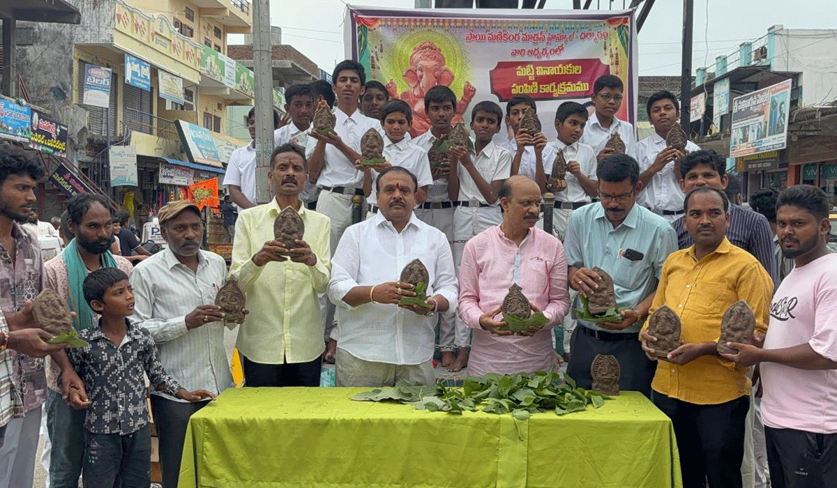 Distribution | ధర్మారంలో భక్తులకు మట్టి గణేష్ విగ్రహాల పంపిణీ
