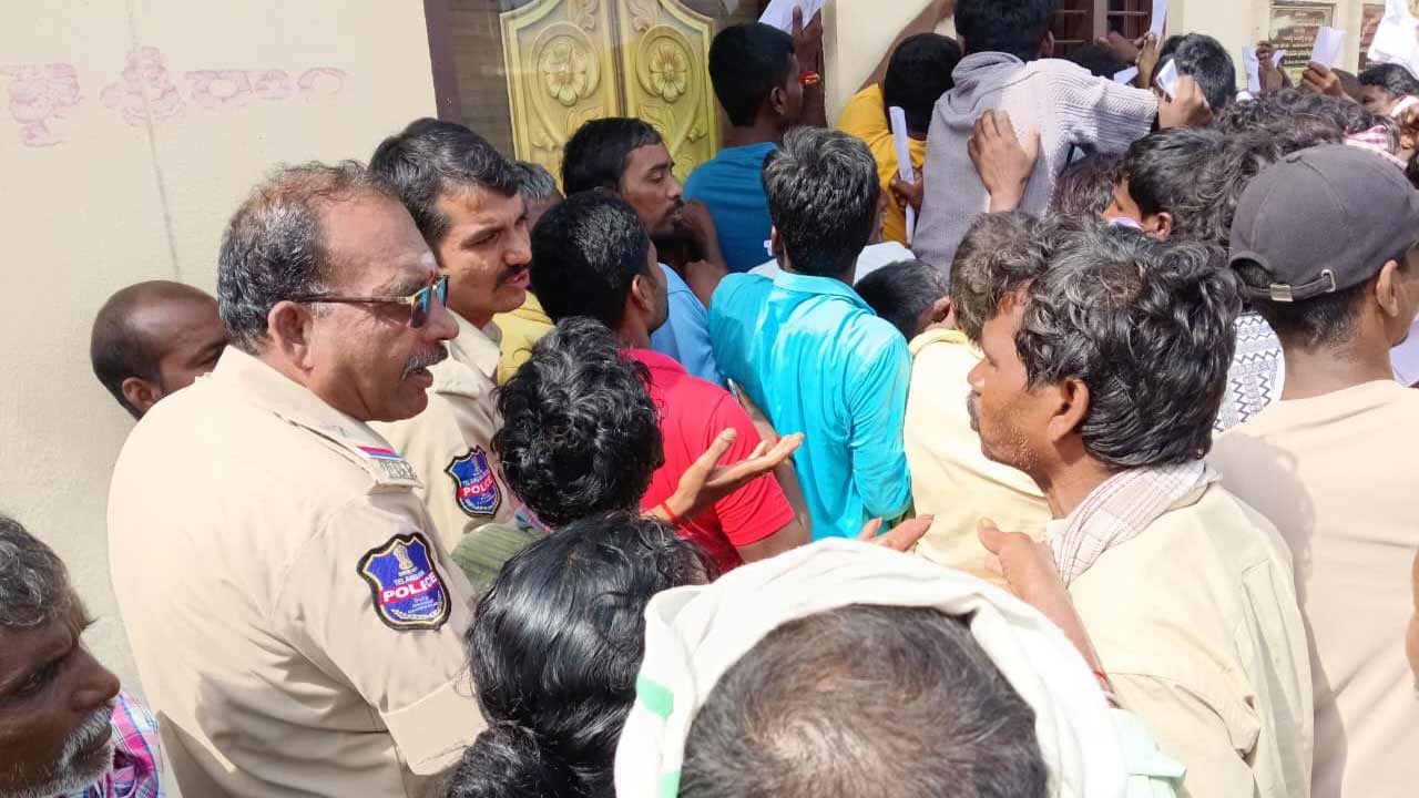 సిద్దిపేటలోని మిరిదొడ్డిలో యూరియా ఎక్కడ అని నిలదీస్తున్న రైతు నోరుమూయించే ప్రయత్నం చేస్తున్న పోలీసులు