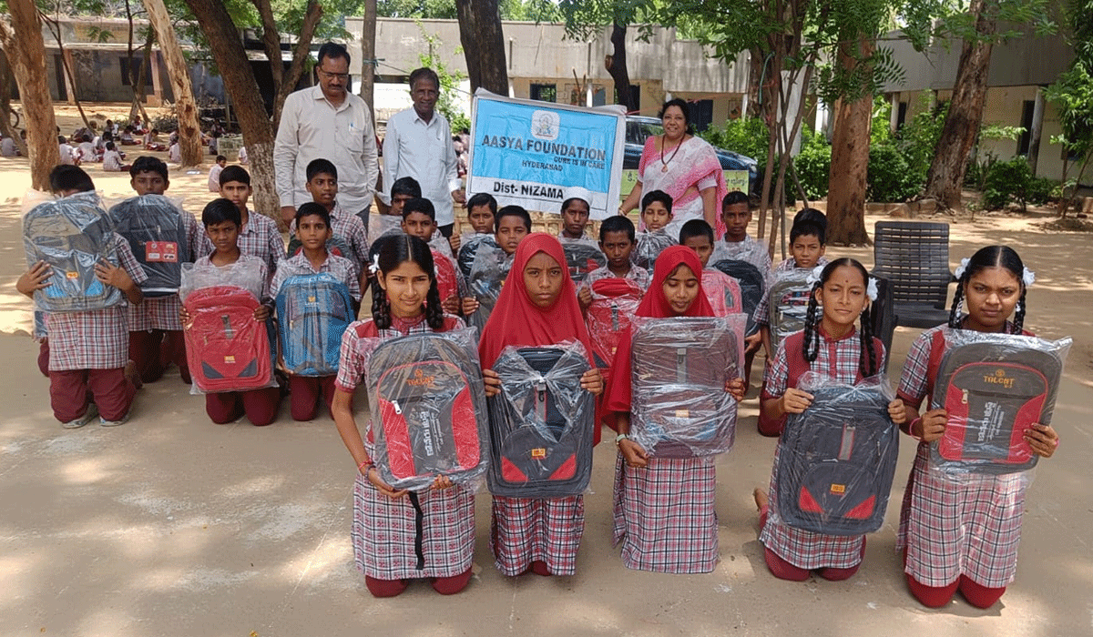 Nizambad | తల్లిదండ్రులేని అనాథ విద్యార్థులకు చేయూత