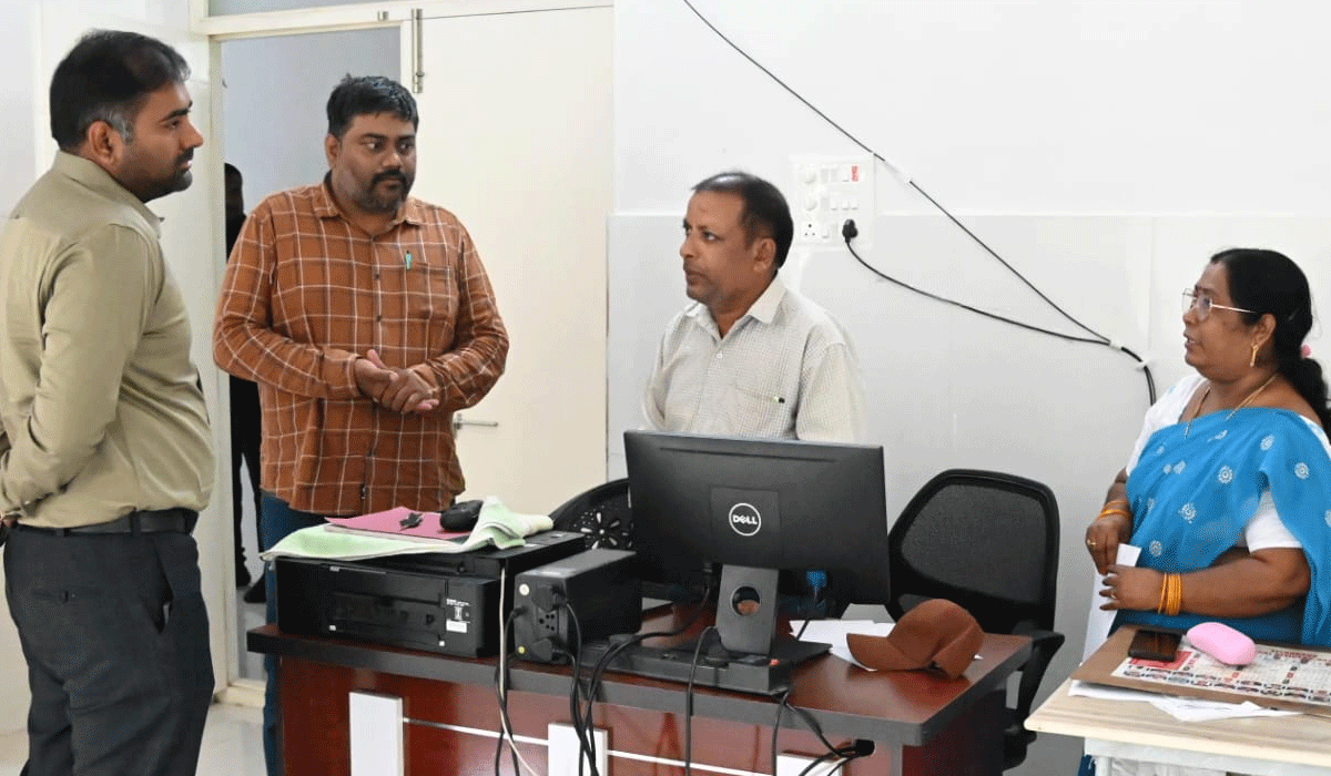 Collector Koya Sriharsha | గ్రామాల్లో సీజనల్ వ్యాధులు ప్రబలకుండా అప్రమత్తంగా ఉండాలి.. పెద్దపల్లి కలెక్టర్ కోయ శ్రీహర్ష