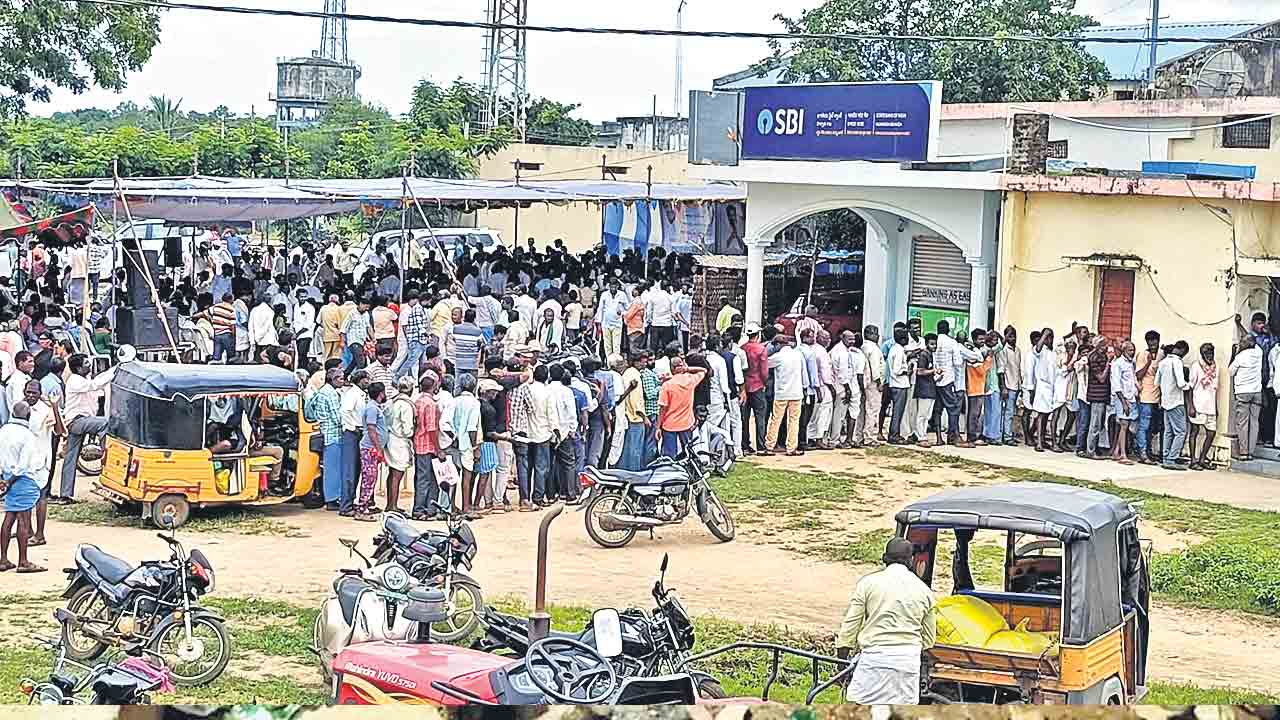 రైతన్నకు యూరియా తిప్పలు.. తెల్లవారుజాము నుంచే అన్నదాతల క్యూ