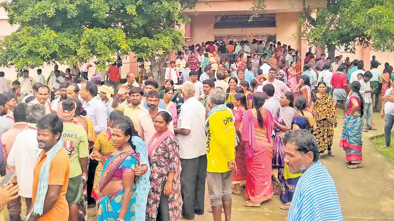 యూరియా మహాప్రభో..గ్రామాల్లో తీరని ఎరువుల కొరత