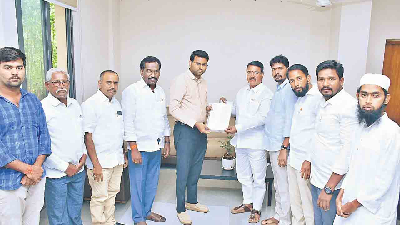 యూరియా కొరత లేకుండా చూడండి