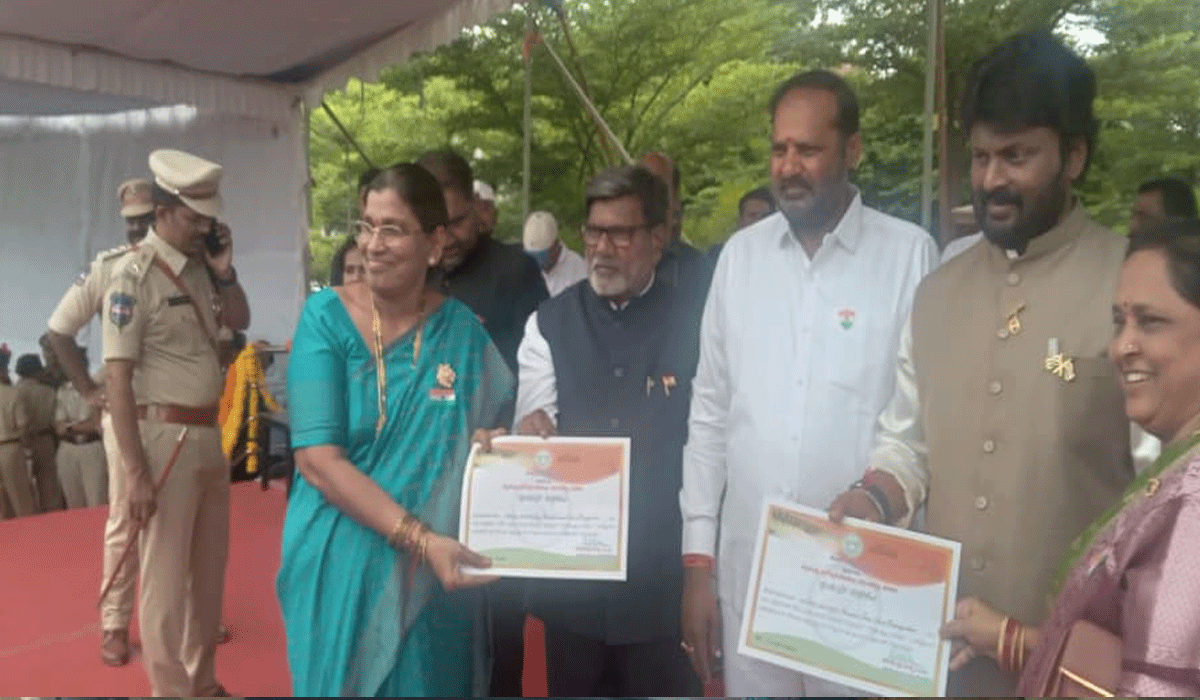 Best Service Award | తానిపర్తి విజయలక్ష్మి సేవలకు ప్రభుత్వ గుర్తింపు.. పంద్రాగస్టు వేడుకల్లో ఉత్తమ సేవా పురస్కారం ప్రదానం