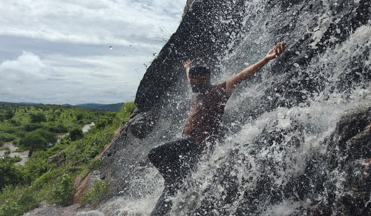 Aksaipalli waterfall | కనువిందు చేస్తున్న ఆక్సాయిపల్లి జలపాతం.. ఎంజాయ్‌ చేస్తున్న యువత