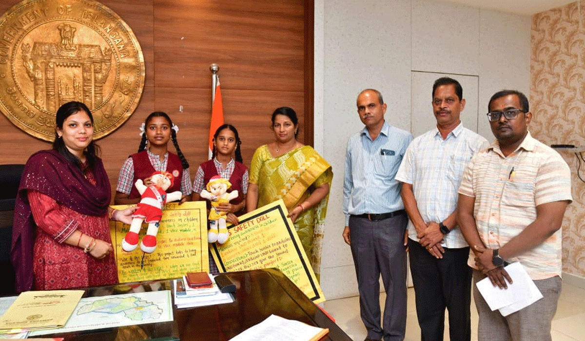 Karimnagar | చిన్నముల్కనూర్‌ మోడల్ స్కూల్ విద్యార్థినిలకు కలెక్టర్ ప్రశంస