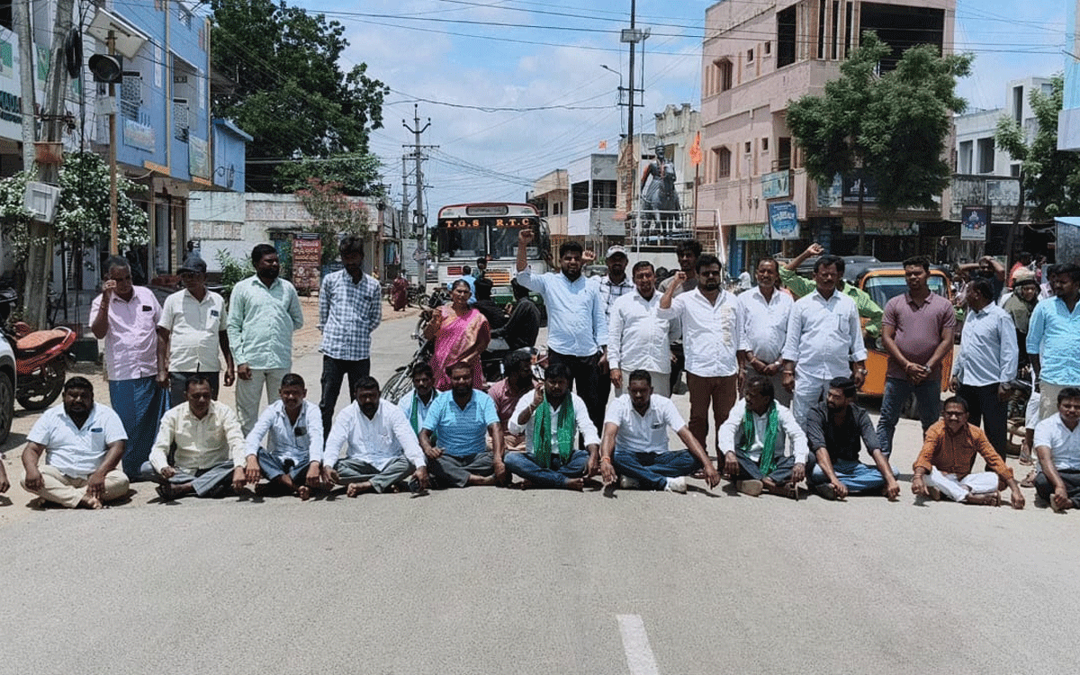 BRS dharna | యూరియా కొరతను వెంటనే తీర్చాలని కోరుతూ బీఆర్ఎస్ ధర్నా