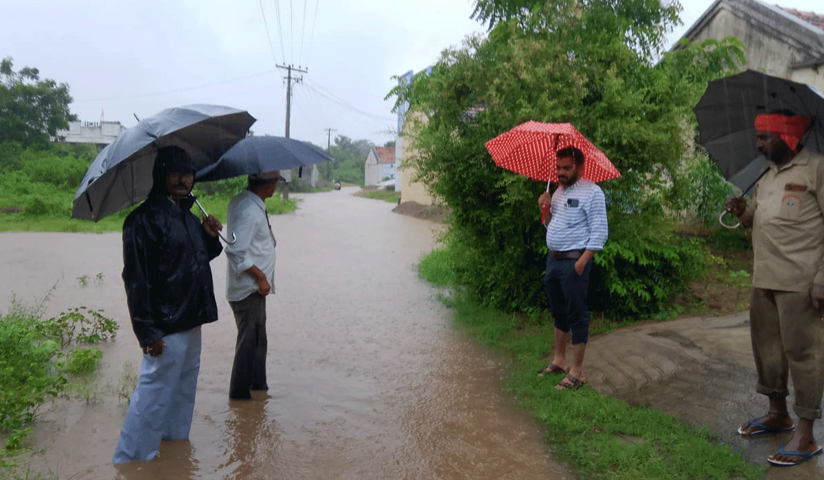 Gangadhara | ప్రజలు ఇబ్బంది పడకుండా ఉద్యోగులు తగు చర్యలు తీసుకోవాలి.. గంగాధర ఎంపీడీవో రాము