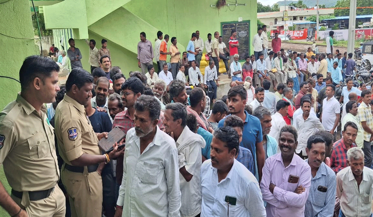 BRS leaders | యూరియా కోసం రైతుల పరేషాన్.. రైతులకు బాసటగా నిలిచిన బీఆర్ఎస్ నాయకులు