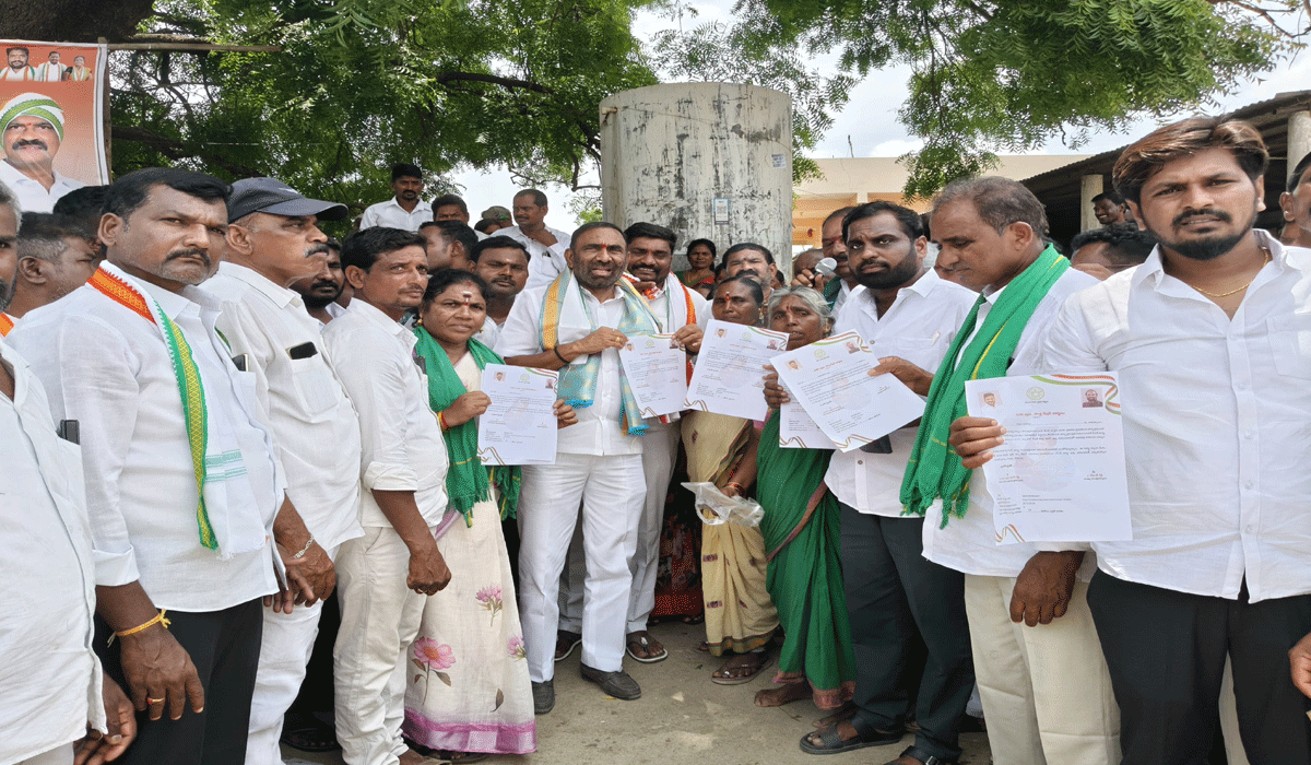 six guarantee schemes | అర్హులందరికీ ఆరు గ్యారెంటీ పథకాలు అందేలా కృషి.. కాంగ్రెస్ నియోజకవర్గ ఇన్చార్జ్ జువ్వాడి నర్సింగారావు