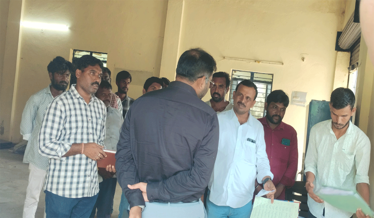 Collector Koya Sriharsha | యూరియా కొరత లేకుండా చూడాలి.. పెద్దపల్లి కలెక్టర్ కోయ శ్రీహర్ష