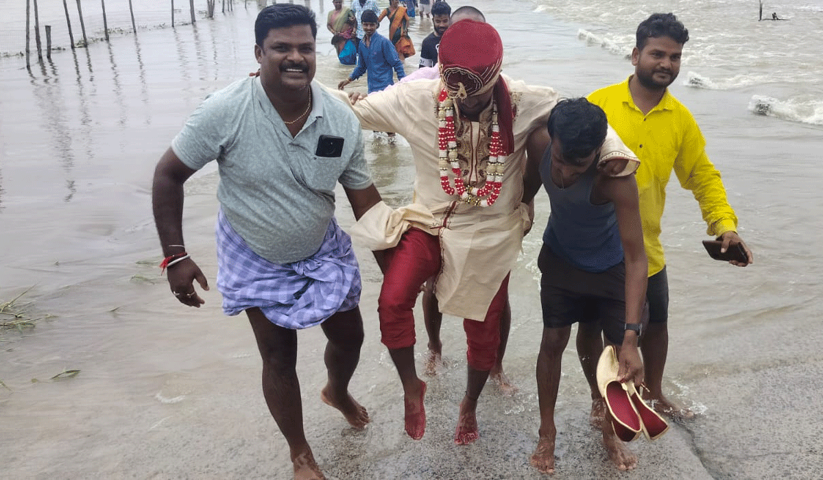 Ganneruvaram | గన్నేరువరం ఊర చెరువుకు మత్తడి.. పెళ్లి కొడుకును భుజాలపై ఎత్తుకొని కల్వర్టు దాటించిన బంధువులు