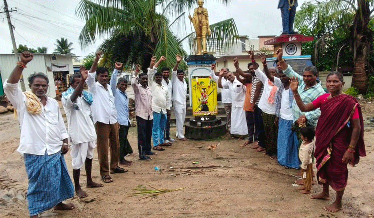 Sardar Sarvai Papanna | రెంజల్‌లో సర్దార్ సర్వాయి పాపన్న జయంతి వేడుకలు