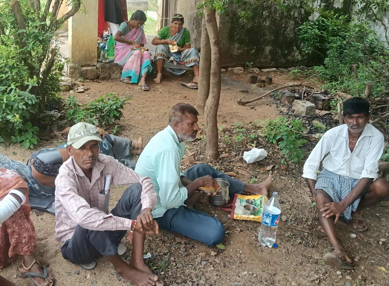 మహబూబాబాద్‌ పట్టణంలో సొసైటీ కార్యాలయం ఎదుట ఉన్న స్కూల్‌ ఆవరణలో భోజనం చేస్తున్న రైతులు