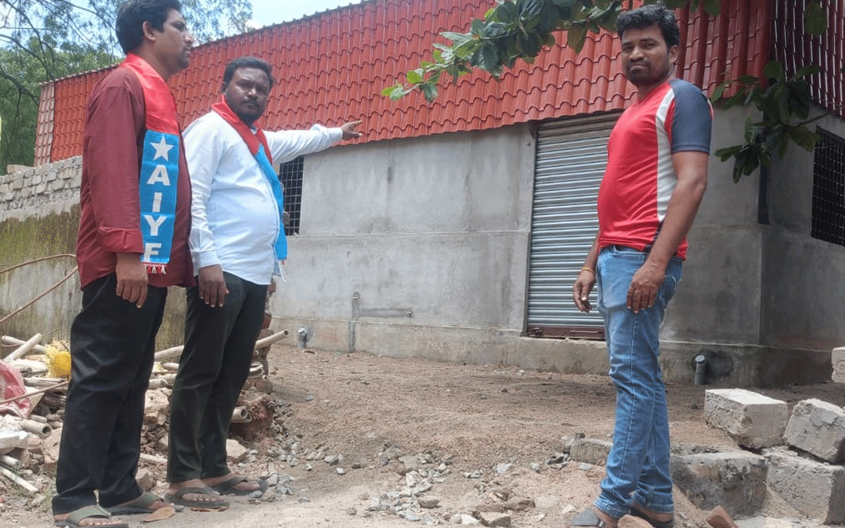 AIYF leaders | ఆ మాజీ కార్పొరేటర్ ఏం చేసినా చెల్లుతుందా.. బల్దియా అధికారుల తీరుపై ఏఐవైఎఫ్ నాయకుల ఆగ్రహం