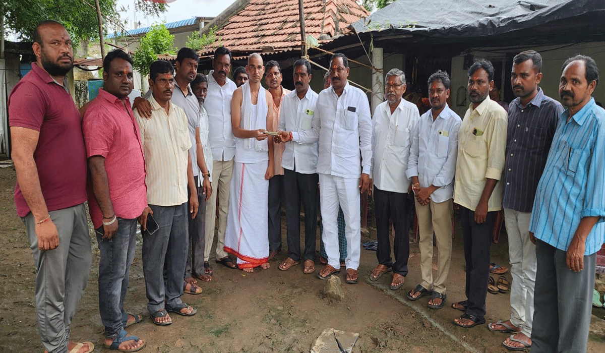 financial assistance | మృతుడి కుటుంబానికి ఆర్థిక సాయం అందజేత