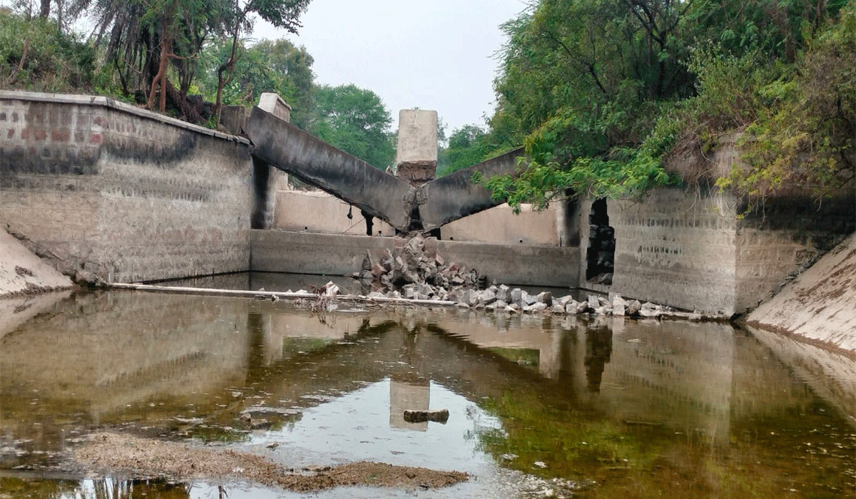 canal bridges | కూలుతున్న కెనాల్ వంతెనలు.. పట్టించుకోని అధికారులు, ప్రజాప్రతినిధులు